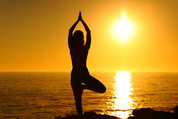 日落时分在海滩上练习瑜伽的瑜伽的肖像 — 图库照片