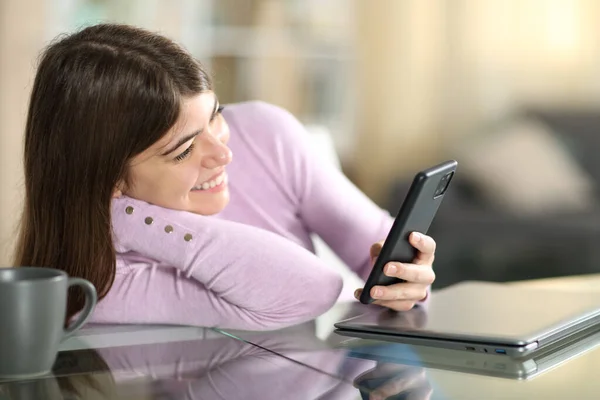 Šťastný Dospívající Sledování Obsahu Telefonu Sedí Doma — Stock fotografie