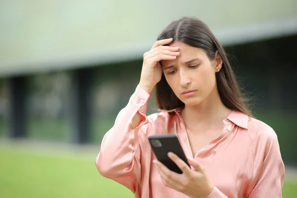 Znepokojená Žena Stěžuje Kontroluje Zprávy Telefonu Parku — Stock fotografie
