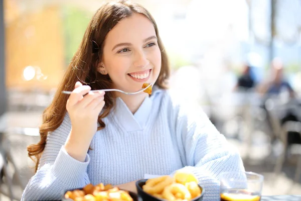 Glückliche Frau Beim Tapas Essen Auf Einer Bar Terrasse — Stockfoto