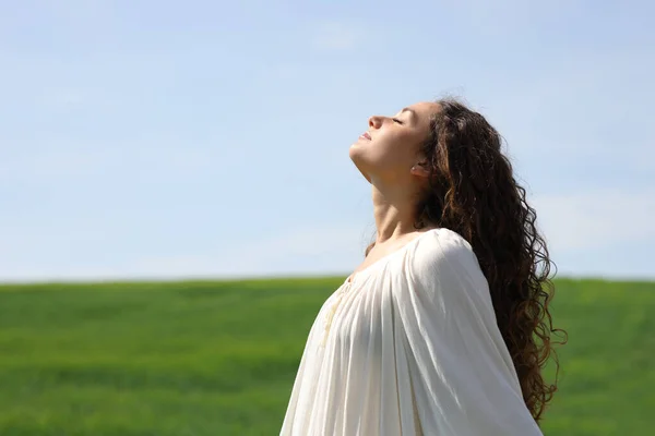 Widok Boku Portret Samotnej Kobiety Oddychającej Świeżym Powietrzem Zielonym Polu — Zdjęcie stockowe