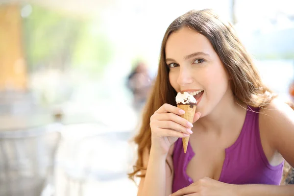 Attractive Woman Looks You Eating Icecream Bar Terrace — Stock Photo, Image