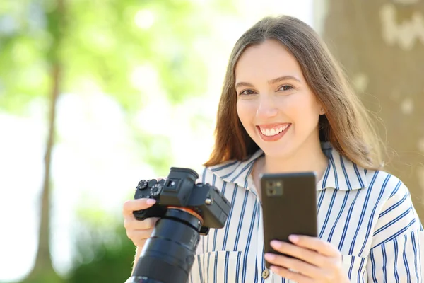 Szczęśliwy Fotograf Trzyma Aparat Fotograficzny Smartfon Pozowanie Patrząc Ciebie Przyrodzie — Zdjęcie stockowe