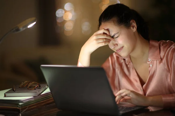 Gece Evde Çalışırken Göz Yorgunluğu Çeken Bir Telgraf Işçisi — Stok fotoğraf