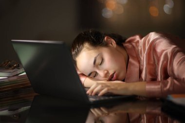Gece ofiste ya da evde uyuyan çok çalışan girişimci.