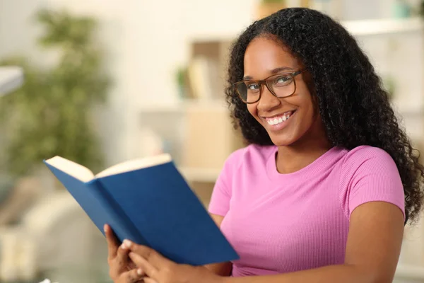 Mulher Negra Feliz Segurando Livro Papel Com Óculos Casa — Fotografia de Stock