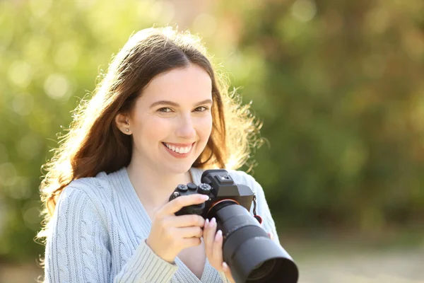 Parkta Elinde Aynasız Kamerayla Poz Veren Mutlu Fotoğrafçı Sana Bakıyor — Stok fotoğraf