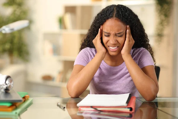 Estudiante Negro Sufriendo Dolor Cabeza Estudiando Memorizar Notas Casa —  Fotos de Stock