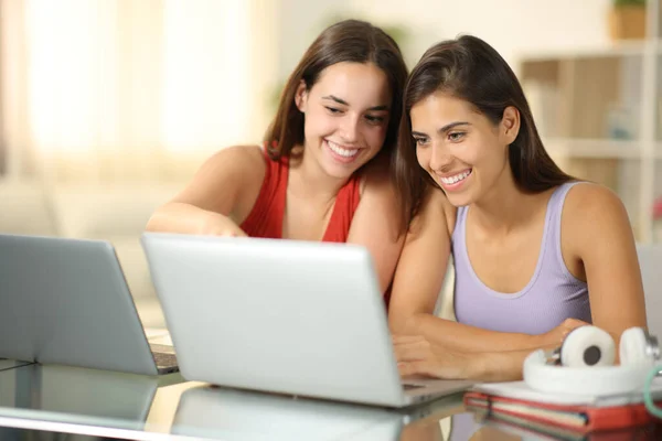 Gelukkige Studenten Learning Met Laptops Thuis — Stockfoto
