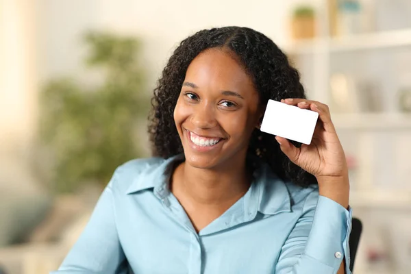 Feliz Mujer Negra Mostrando Tarjeta Crédito Blanco Casa —  Fotos de Stock