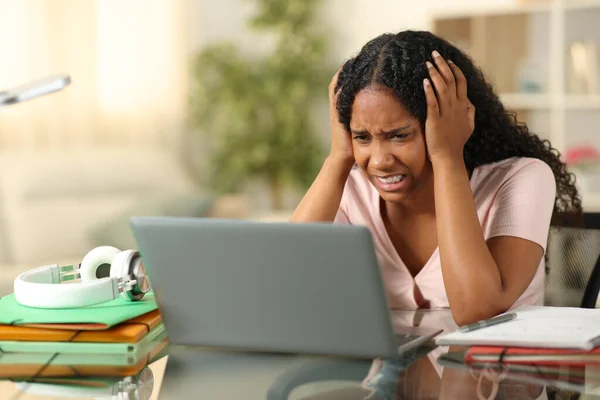 Перевантажений Чорний Студент Скаржиться Використовуючи Ноутбук Вдома — стокове фото