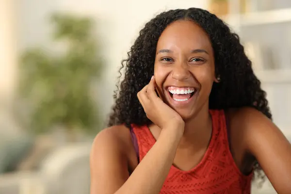 Portret Czarnej Kobiety Śmiejącej Się Aparatu Fotograficznego Białymi Zębami Domu Obrazek Stockowy