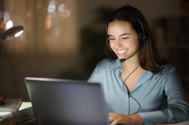 Gece merkez büroda çalışan mutlu pazarlamacı.