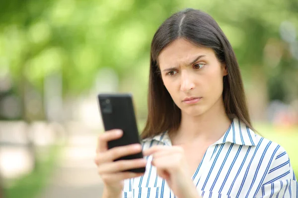 Woman Reading Suspicious Message Phone Park — Stock Photo, Image