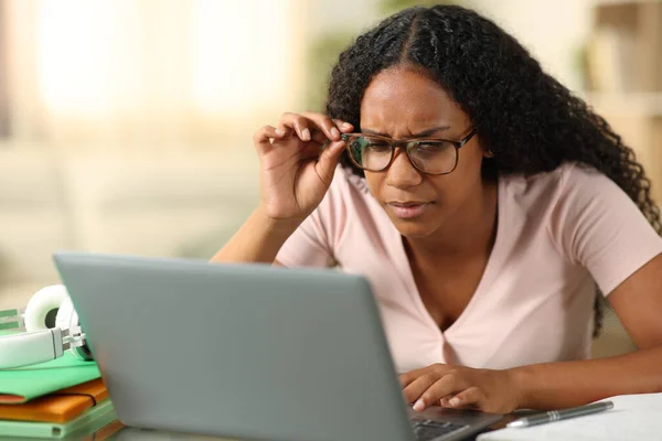 Estudante Negro Vestindo Óculos Forçando Vista Usando Laptop Casa Imagem De Stock