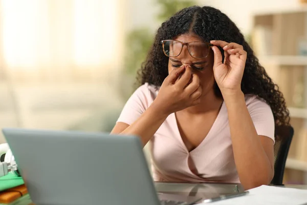 Чорний Студент Який Страждає Свідомість Навчається Ноутбуком Вдома — стокове фото