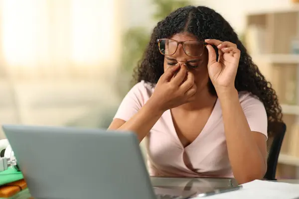 Czarny Student Cierpi Eyestrain Studiuje Laptop Domu Obraz Stockowy