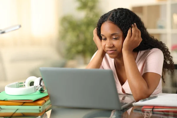 Teleurgesteld Zwarte Student Controleren Laptop Thuis — Stockfoto