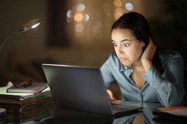 Akşamları merkez büroda çalışan kafası karışık bir televizyon işçisi.