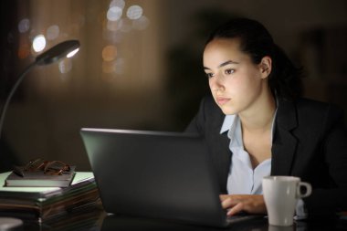 Dikkati dağılmış ciddi bir iş kadını. Geceleri çalışıyor, gözlerini kaçırıyor.