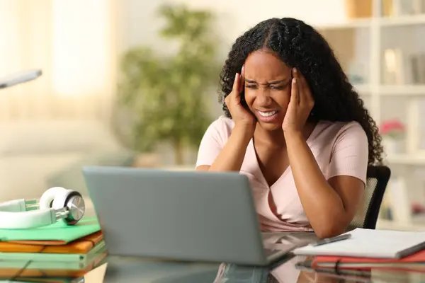Чорний Студент Страждає Від Мігрені Навчається Ноутбуком Вдома — стокове фото