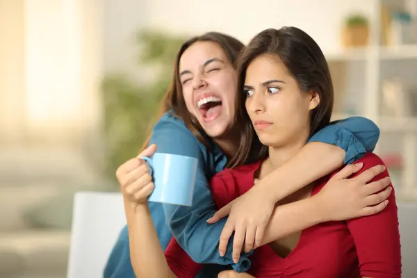 Mujer Emocionada Abrazando Amigo Perplejo Casa Fotos de stock