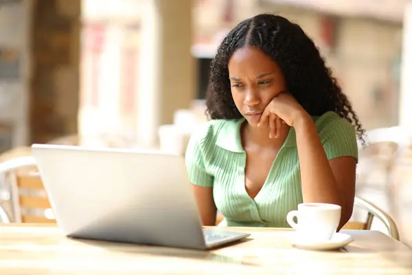 Серйозна Чорна Жінка Перевіряє Ноутбук Барній Терасі — стокове фото
