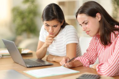 Şüpheli tele işçileri evde çalışan sözleşmeleri kontrol ediyorlar.