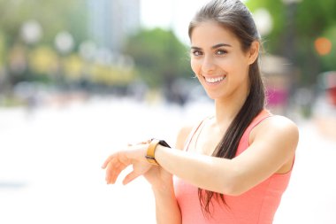 Mutlu koşucu caddede seni seyrediyor.