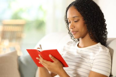 Ciddi siyahi kadın kırmızı gündemde yazıyor.