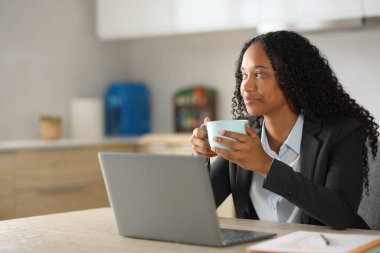 Kahvaltıda siyah yönetici evde mutfakta çalışıyor.