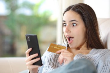 Evde kredi kartı ve telefon kullanan inanılmaz bir kadın.