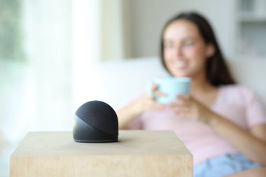 Mutlu kadın, ön planda akıllı konuşmacıyla içki içerek rahatlıyor.