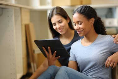 Mutlu ev arkadaşları tablet yenileme evindeki çevrimiçi içeriği kontrol ediyor