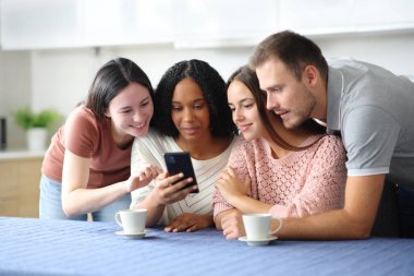 Irklar arası oda arkadaşları evdeki mutfağı kontrol ediyor.