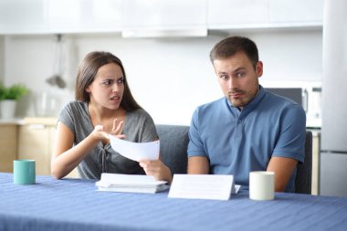 Karısı ya da oda arkadaşı, evdeki mutfaktaki garip fatura için açıklama istiyor.