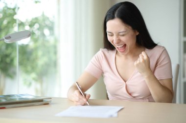 Heyecanlı Asyalı kadın evde iyi politikaları kutlayan bir sözleşme imzaladı