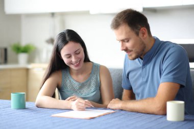 Mutlu ırklar arası oda arkadaşları ya da evdeki mutfakta kontrat imzalayan çiftler.