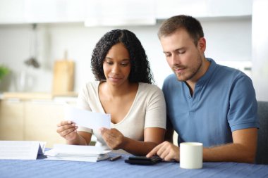 Evdeki mutfakta ırklar arası hesaplama masrafları.