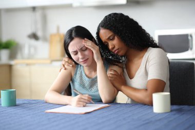 Evdeki mutfakta ırklar arası üzücü bir çift sözleşmesi imzalıyor.