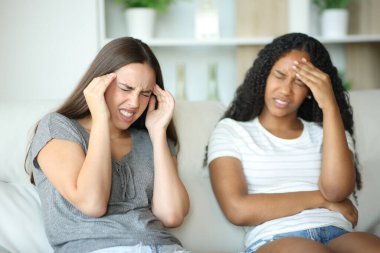 Evde baş ağrısı çeken iki oda arkadaşı.