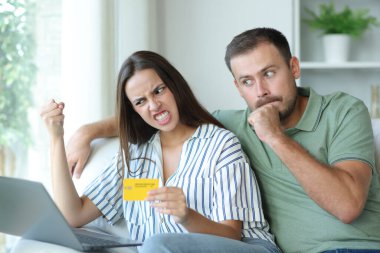 Kızgın çift kredi kartı ve dizüstü bilgisayarla online alışveriş yaparken sorun yaşıyor