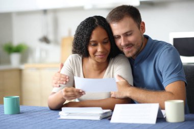 Tatmin olmuş ırklar arası aşk mutfaktaki banka hesaplarını kontrol ediyor.