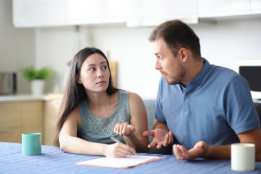 Karışık ırklar arası bir çiftin evde sözleşme imzalaması.