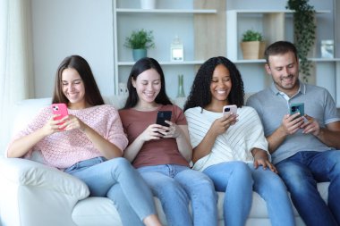 Evdeki herkesin telefonlarını kullanan dört mutlu arkadaşın portresi.