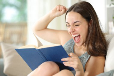 Heyecanlı kadın, evde kitap okuyarak entrika çeviriyor.