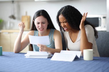 Kızgın kadınlar mutfaktaki banka hesaplarını kontrol ediyorlar.