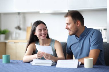 Mutfakta mektuptan bahseden mutlu ırklar arası çift.