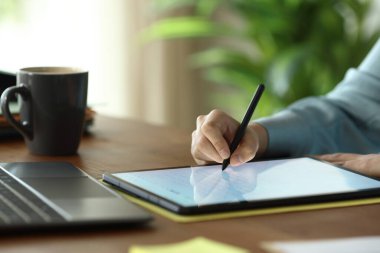 Ofis çalışanlarının portresini, tahta bir masadaki el yazısı için stilus kalem kullanarak kapat.