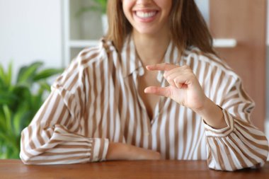 Ön manzara, mutlu bir kadının portresi. Elleri el hareketleriyle ölçü alıyor, parmakları evde.